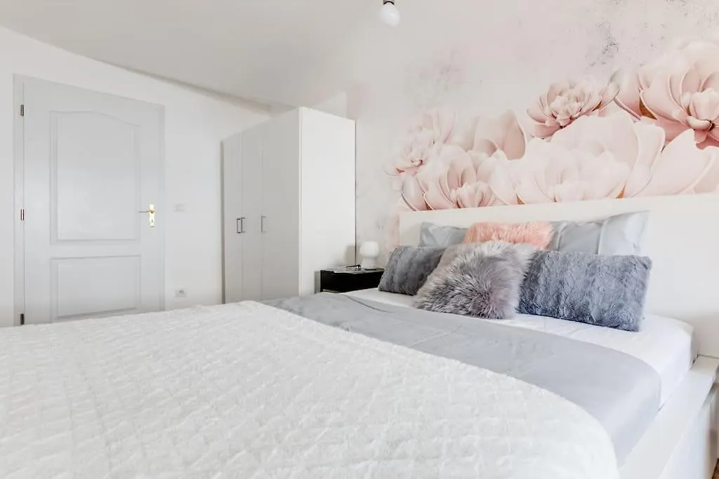Cozy & Quiet Center Attic With Castle View - Vtub Appartement Praag 0*,