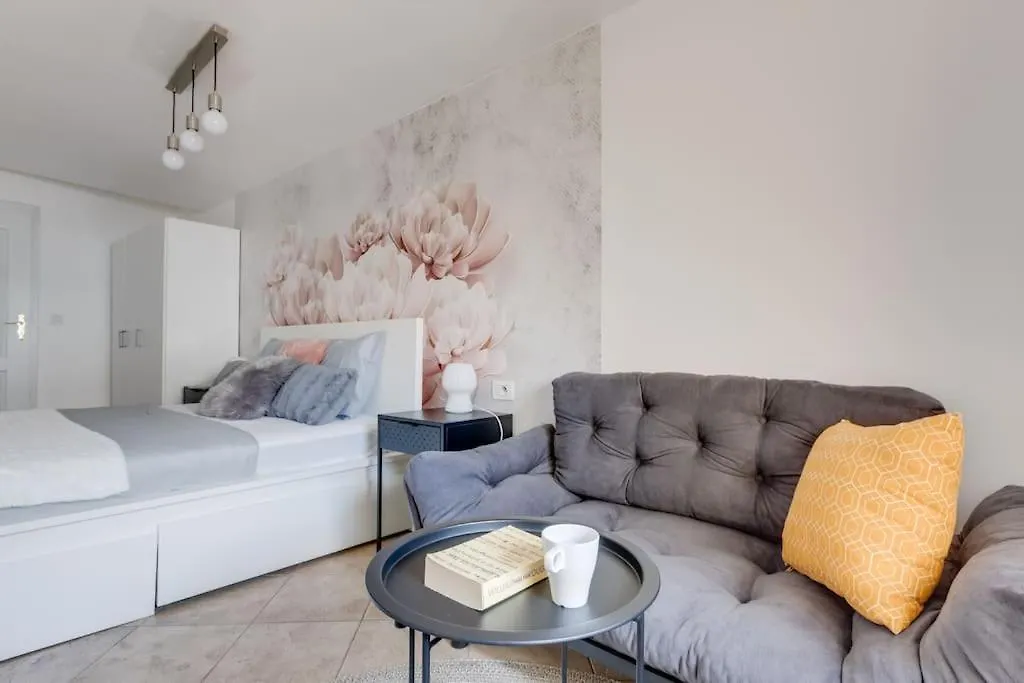 Cozy & Quiet Center Attic With Castle View - Vtub Daire Prag